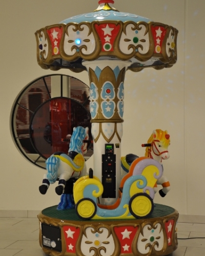 Angel barnekarusell med hester og vogn